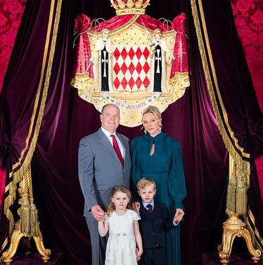 New official portrait of Prince and family