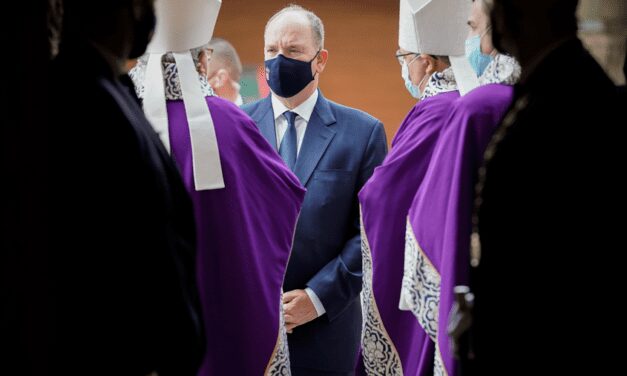 Sovereign attends Mass to mark Day of the Dead