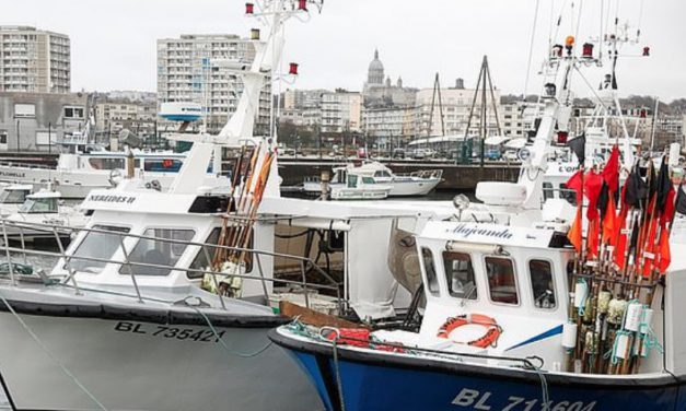 France threatens to cut power to Channel Islands