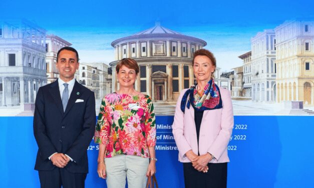 Minister praises courage of Ukrainian people