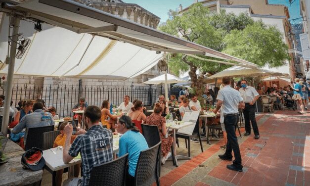 Restaurants to continue to enjoy free use of pavements
