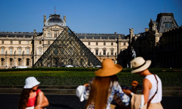 Germany and France oppose EU visa ban for Russian tourists