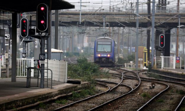 French train guards to go ahead with Christmas, New Year strikes