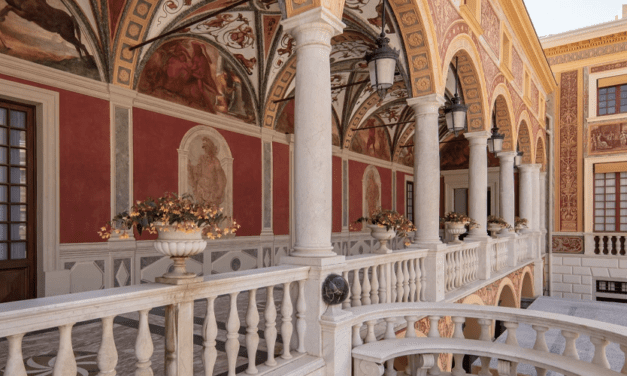 Hundertjähriges Jubiläum von Fürst Rainier im Schloss mit "Der Fürst zu Hause" gefeiert