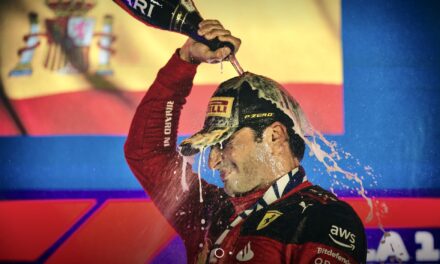 Sainz ruiniert Red Bulls perfekte Saison mit sensationellem Sieg beim Singapur GP