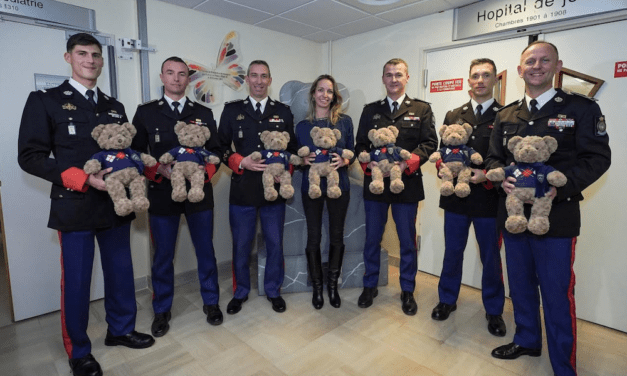 Carabiniers take cuddly teddy bears to cheer sick children