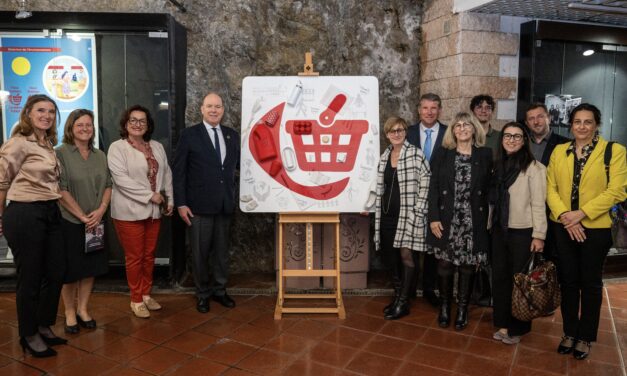 Prince Albert visits photo exhibition dedicated to shops and restaurants of the Principality