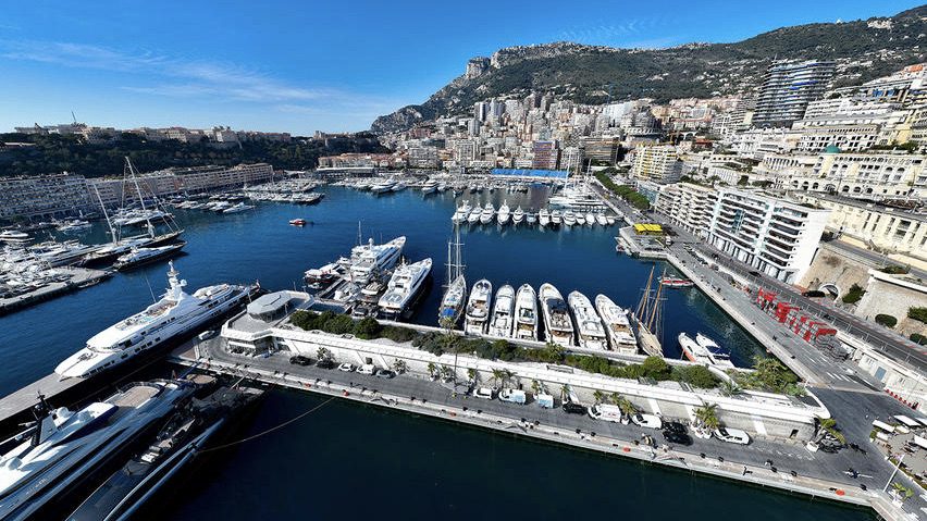 Roof renovation underway at Quai Hirondelle
