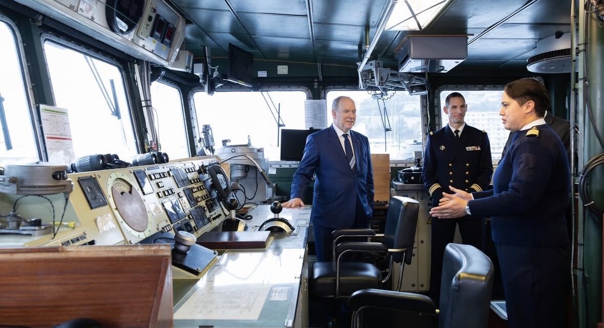 Capricorne minehunter makes symbolic stopover in Monaco