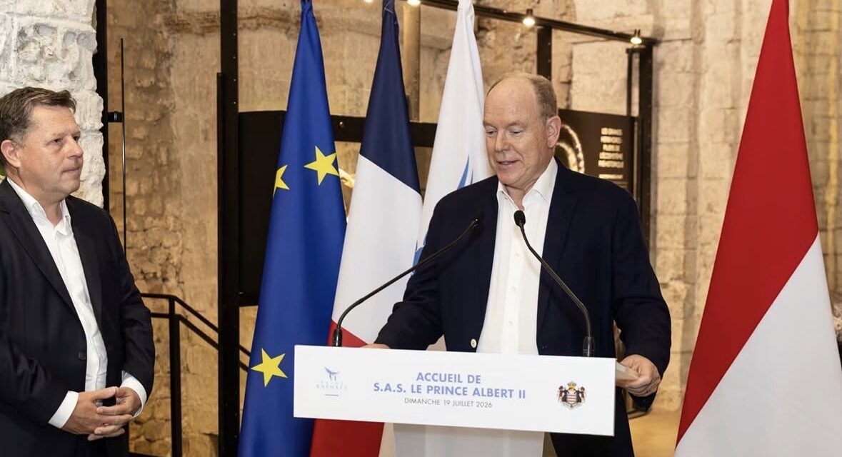 Prince Albert II visits prehistoric exhibition in Saint-Raphaël